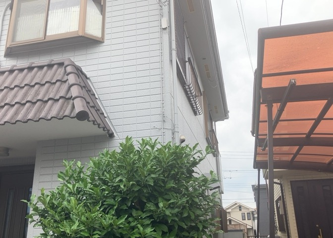 バルコニーは、建物内から室外へ楽に出入りできる便利なスペースです。また、バルコニーには手すりを付けることが義務付けられており、手すりの高さは110cm以上で施工することが建築基準法で定められています。