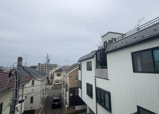 眺望を気にして物件を探す場合、前面に建物が建っていないか現地で確認しましょう！前面に建物があると景色はもちろん、日当たりや風通しにも影響が出てきます。住んだ時のことを想像しながら現地見学をしましょう。
