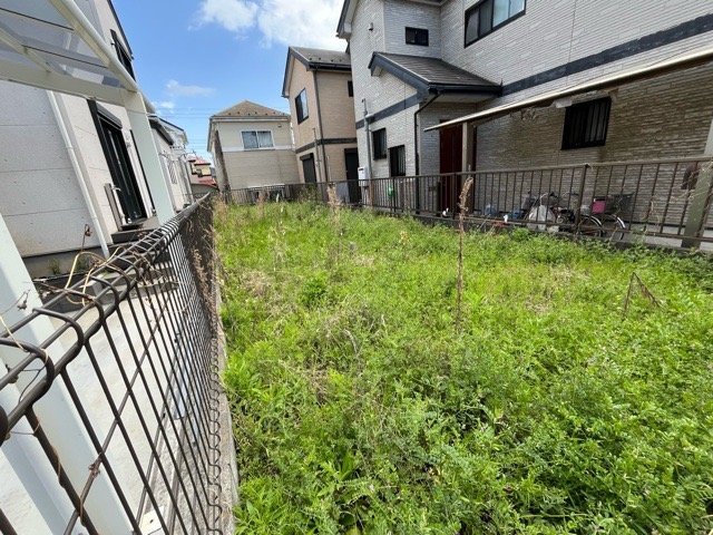 隣家の土地はどうなっているのか、生活利便施設が近くにあるのか、学校まで近いかなど、お客様のライフスタイルにあわせたイメージが重要です。また、近くにあると困る施設が近くにないかも確認するといいでしょう。