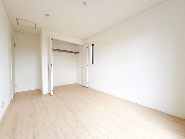 2階6.5帖/大きな窓から差し込む光がお部屋を明るく照らします。