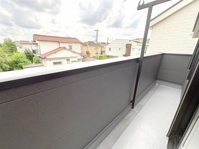 陽当たり良くお洗濯に便利な南向きバルコニー。