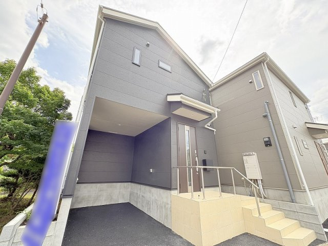 徒歩4分のバス停『前沢四丁目』から西武新宿線「花小金井」駅、西武池袋線「東久留米」駅、JR中央線「武蔵小金井」駅へのバスが運行されています。