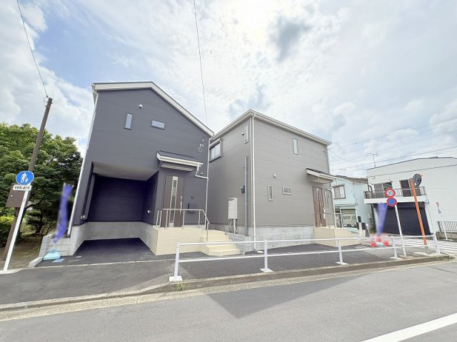 小中学校が徒歩10分以内に揃っています。分譲地から徒歩1分の距離に公園もあり子育て環境良好です。
