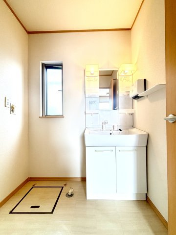【洗髪三面化粧台】現地写真：シャワー水栓もついており洗髪やお掃除に便利です。