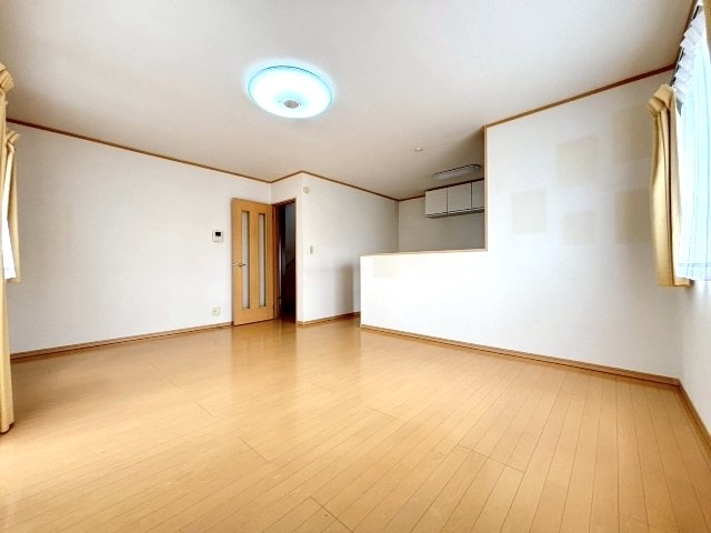 【ダイニング】現地完成写真。家族でくつろげるダイニングです。対面式キッチンでお食事の準備をしながらご家族との会話を楽しめます。