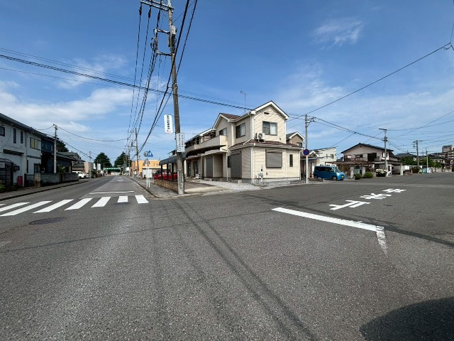 【前面道路】現地完成写真。前面道路は見通しの良い広い道路です。道の広さも十分確保されており駐車も楽々です。