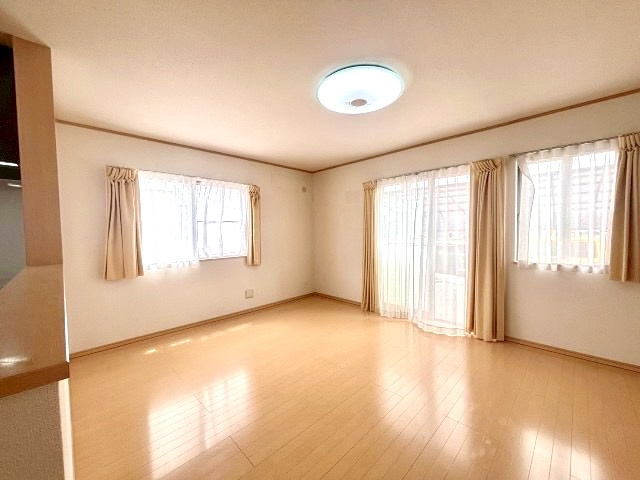 【リビングダイニング】現地写真：家族団らんのリビングダイニングは大きい窓で明るく風通しの良い快適な空間となっています。