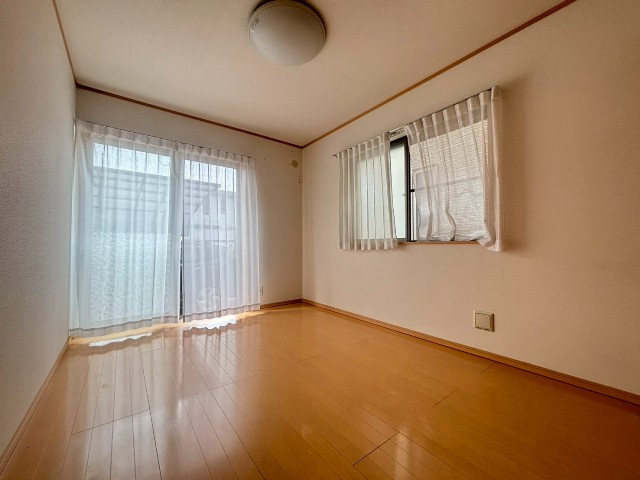 【子供部屋】2階洋室は子供部屋などにいかがでしょうか。収納も付いており衣類や学用品もスッキリ片づけられます。
