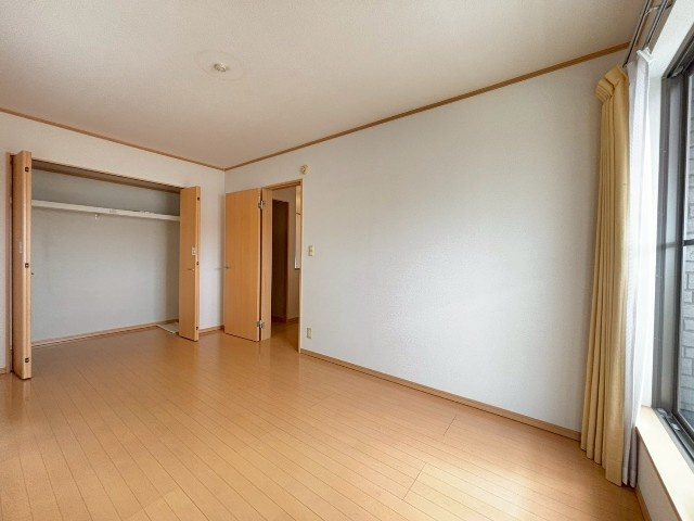 【寝室】2階洋室。南向きで明るいお部屋となっていおります。奥行と幅のある黒ーがついており衣服もたっぷり収納できます。