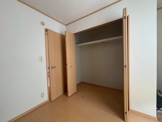 【収納】現地写真：しっかり収納がついており、容量も十分あります。ハンガーパイプ付きで丈の長い衣服もかけられます