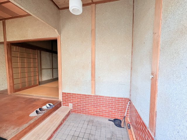 玄関は土間に隣接した造りで、外と室内をゆるやかにつなぐ空間。靴の脱ぎ履きがしやすく、雨具やアウトドア用品の一時置きにも便利です。来客時にも動線が分かりやすく、使い勝手の良さが感じられます。
