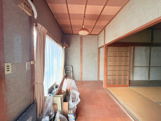 室内に設けられた土間スペースは、屋内外をつなぐ多目的空間。趣味の作業や自転車の保管、荷物の一時置きなど幅広く活用できます。隣接する和室との行き来もしやすく、暮らし方に合わせた使い分けが可能です。