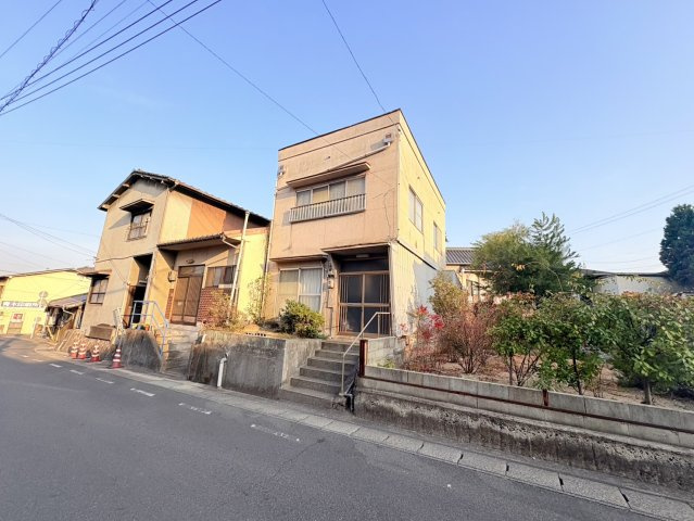 落ち着いた住宅街に佇む外観で、周辺は生活施設が点在する利便性の良い環境。徒歩や自転車での移動もしやすく、日常のお買い物や通勤・通学にも便利な立地です。静かな住環境と利便性を兼ね備えた住まいです。