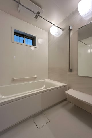 白を基調とした明るく清潔感あふれる浴室♪　※画像はＣＧによる加工を行っております