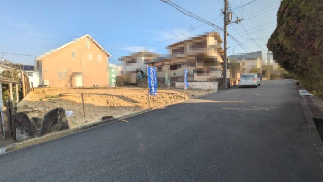 前面道路は南西側幅員約6.3m。建物前の圧迫感が少なく、明るくゆとりある夢のマイホームが実現します！