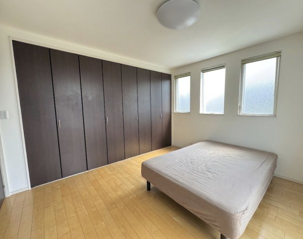 ゆとりある広さに加え壁一面の大型収納が魅力の洋室。収納力が高く室内をすっきりと保つことができます。複数の窓から自然光が入り明るく開放的な空間を演出。主寝室や在宅ワークスペースとしてもおすすめの一室。