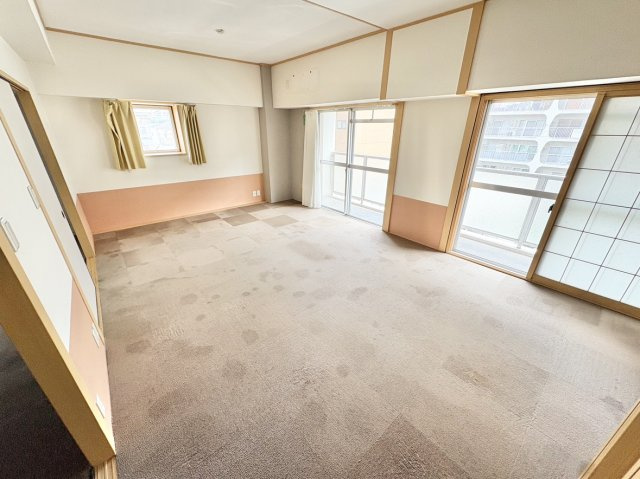 2013年和室から洋室12帖に間取り変更♪東側バルコニーに面し、2方向の窓から採光が降り注ぎます。