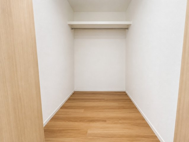 約7.5帖の洋室に隣接したウォークインクローゼットです。衣類はもちろん、季節物やキャリーケースなども収納しやすい広さを確保。ハンガーパイプ付きで整理整頓しやすく、室内をすっきり保てます。
