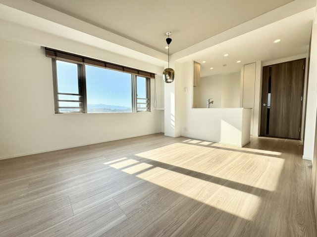 大きな窓から太陽の日差しがたっぷり入ります