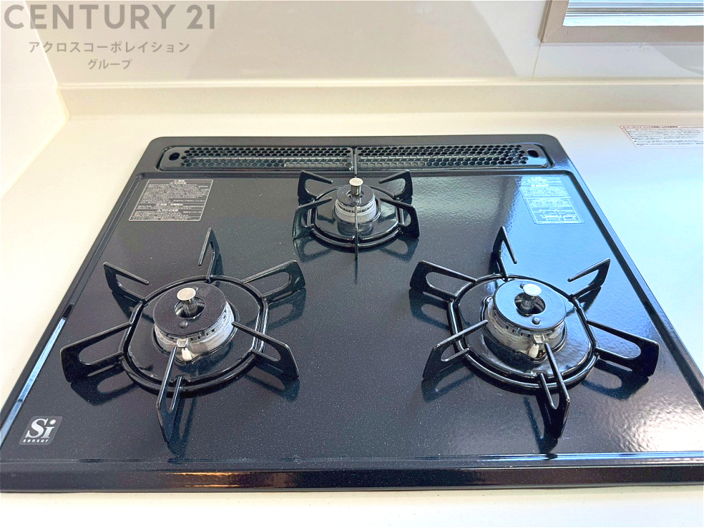多数の調理器具を同時に使用でき、料理の効率化が可能。省エネで節約になり、様々な料理スタイルに適応できます。また、火力調整が独立しており、手入れや掃除もしやすく、今よりもっとお料理が楽しくなるかも。