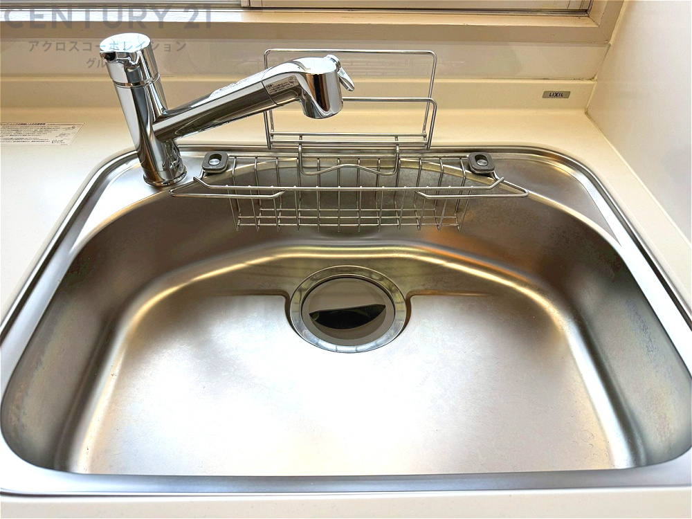 大きなシンクでお鍋などの大きな調理器具を洗う際にも便利です。