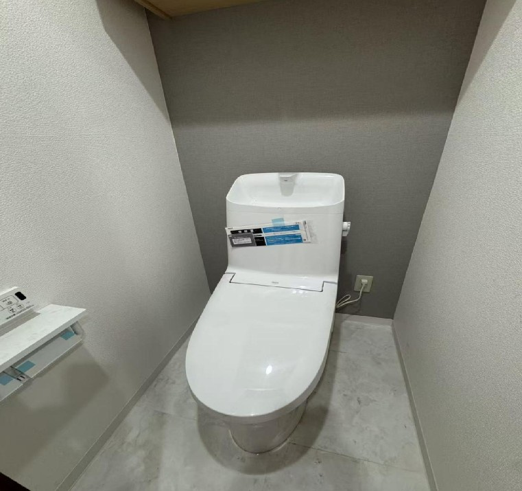 白を基調とした清潔感があるトイレ。温水洗浄便座付きです。