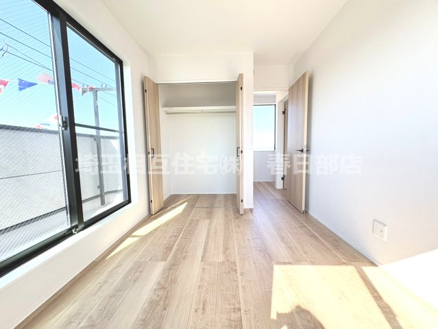 5．3帖　主寝室　バルコニーに面して開放感ある居住スペースです。