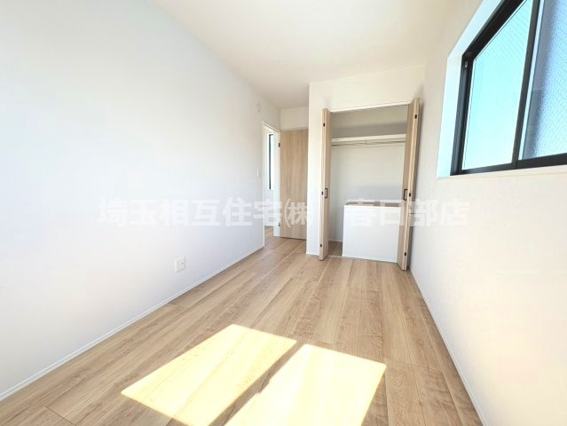 5．66帖　洋室　南・東の二面採光で開放感あふれる居住スペースです。