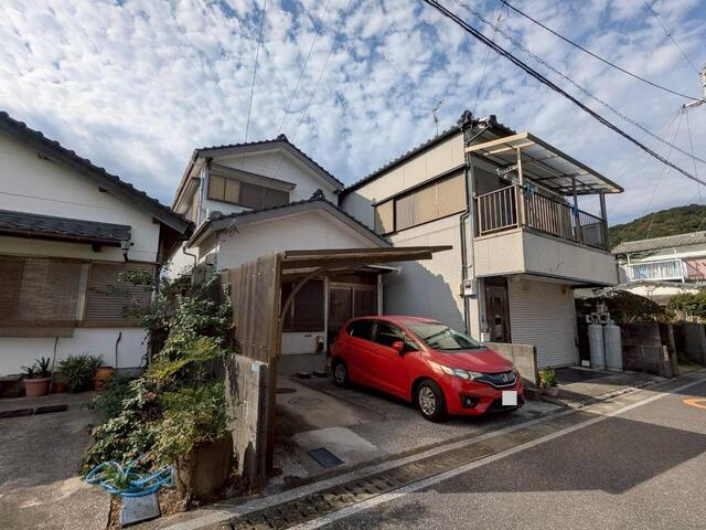 青空が映える明るい外観。周辺環境も穏やかです。