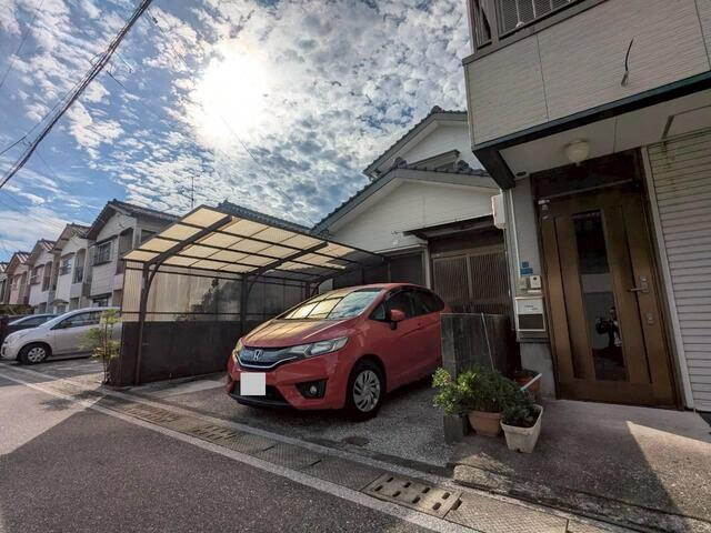 雨や日差しから愛車を守るカーポート付き駐車場！