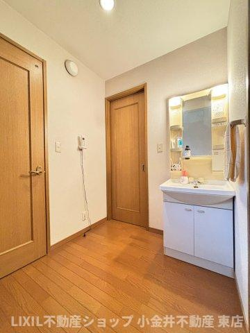【独立洗面台】現地写真：2階廊下に洗面台がございます。忙しい朝も1.2階で分散して使用できますね。