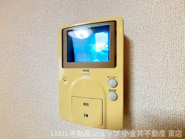 【TVモニター付インターホン】現地写真：来客の顔が分かるTVモニター付ドアホン。しっかりと声も聞こえますので安心です。