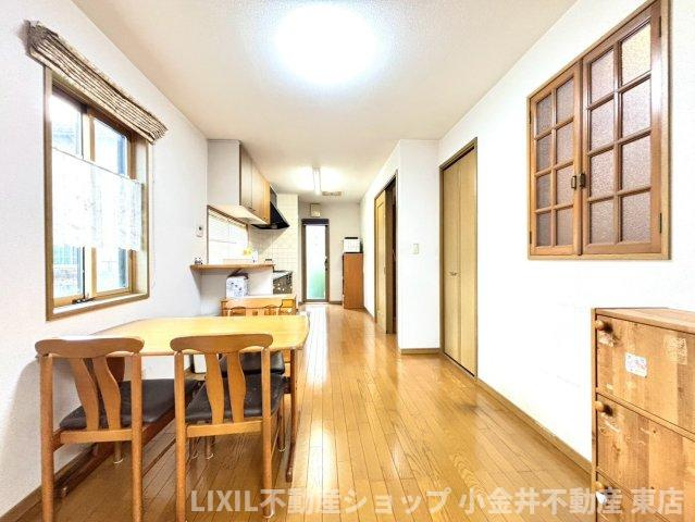 【ダイニング】現地写真：明るい日差しの入る採光と反対側には帰宅したご家族と会話もできる廊下につながる窓がございます。