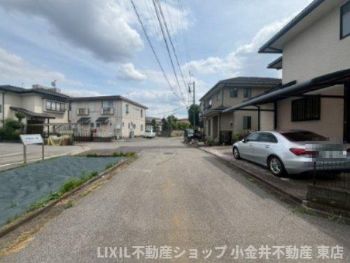【前面道路】現地写真：見通しの良い前面道路。住宅地の一番奥なので、家の眼の前は車通りも少なくお子様にも安心です。
