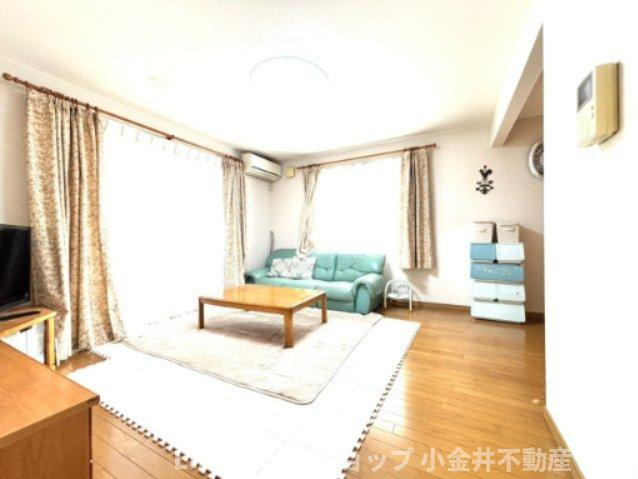【居間・リビング】現地写真：明るい日差しの入るリビングはソファーやテーブルを置いてもゆとりのある広さです