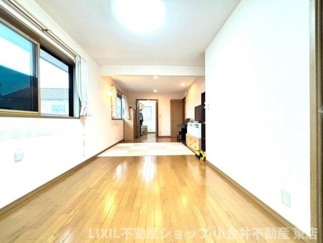 【洋室】現地写真：主寝室は約13帖ととても広いです。さらにゆとりの広さのウォークインクローゼットがありスッキリと広く使えます。