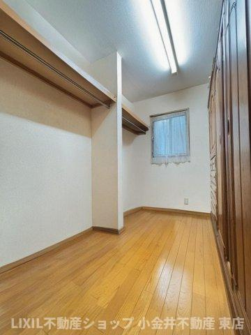【収納】現地写真(一部荷物をCG加工にて削除しております)：ゆとりの広さのウォークインクローゼット。タンスを置いても一面が見渡せてスッキリと広く使えます。