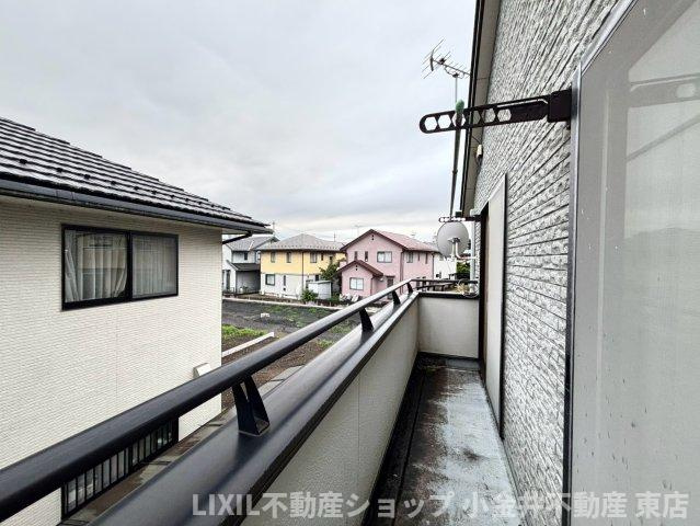 【バルコニー】現地写真：2室にまたがるバルコニー。さらにもう1箇所バルコニーもございます。