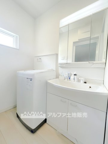 【Laundry　space】　◆ランドリースペース◆洗濯機置場を備えた使いやすいランドリースペース。浴室換気乾燥機付きで、天候を気にせず洗濯でき、毎日の家事もスムーズにこなせます。