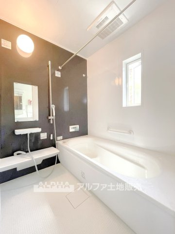 【Clean　space】　◆浴室◆清潔感のあるバスルームは、お手入れもしやすい設計。浴室乾燥機付きで、雨の日の洗濯や湿気対策にも便利です。