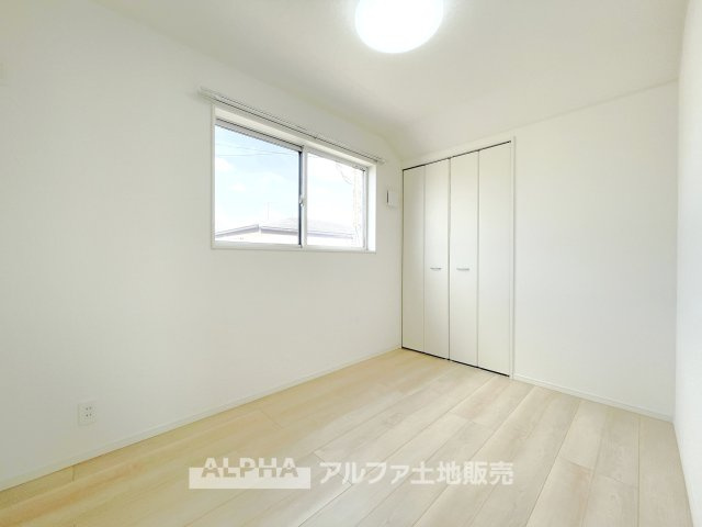 【bright　room】　◆明るさを感じる洋室◆やわらかな光が室内に広がり、日中も快適に過ごせる一室。プライベート空間として落ち着いた時間を過ごせます。