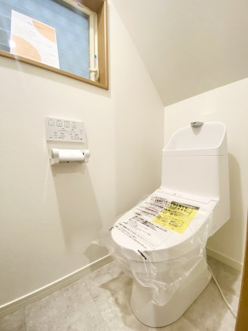 トイレ新品交換済み。2階にもトイレがあるので朝の忙しい時間帯とかでも待たなくても済ませられるのが◎