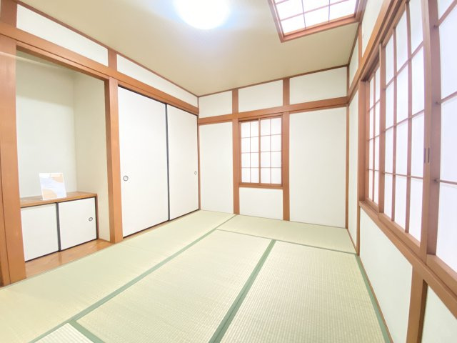 ＬＤＫの北側にある約6帖の和室。畳表替え済みです！床の間もあるのでお花や雑貨など飾るのもいいですよ。