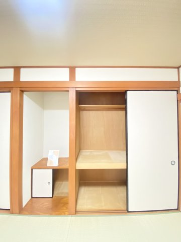 1帖ほどの広さのある押し入れ。収納ケースなど利用して収納すればたっぷりと収納できそう！