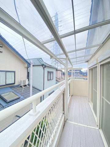 南側にあるバルコニー。ひさしもあるためちょっとした雨ならお洗濯物を干していても濡れにくそうです。