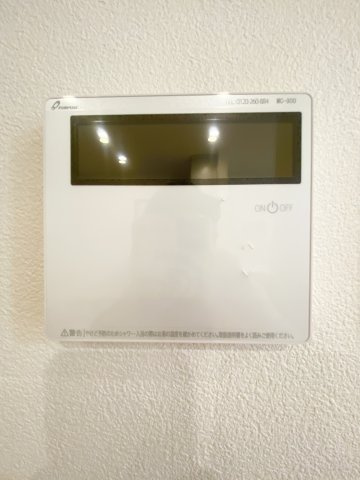 給湯器のリモコンです。キッチンのところに設置されているのでキッチンにいても浴槽にお湯が溜められますよ