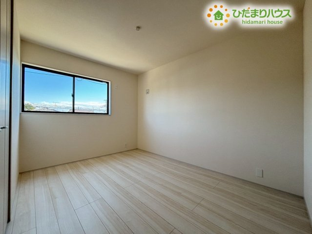 お子様の一人部屋にピッタリな洋室です。机にベットを置けば子供部屋の完成です☆    　