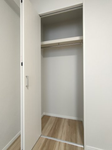 【洋室2　収納】　各部屋に収納を備え、衣類や荷物もすっきり整理できます。
