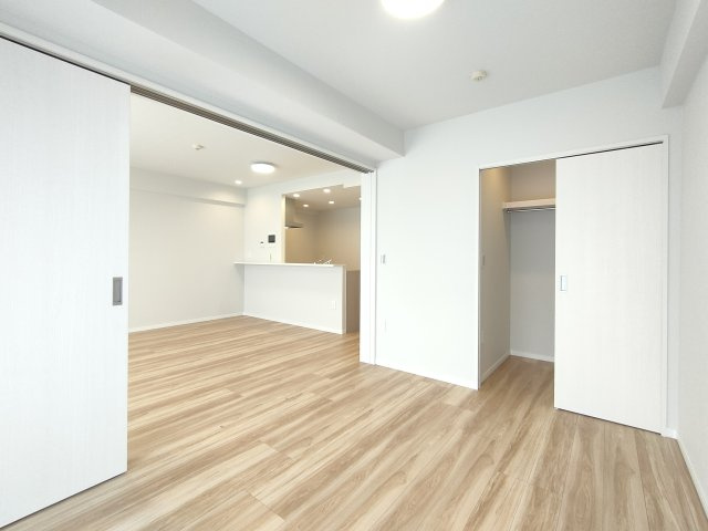 【洋室3　約5.3帖】　LDKに面した洋室は、小さなお子様のプレイルームや家事室としても活躍。