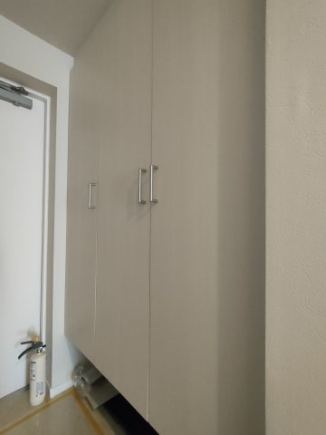 【玄関収納】　玄関を美しく保てる便利な収納スペース付きです。